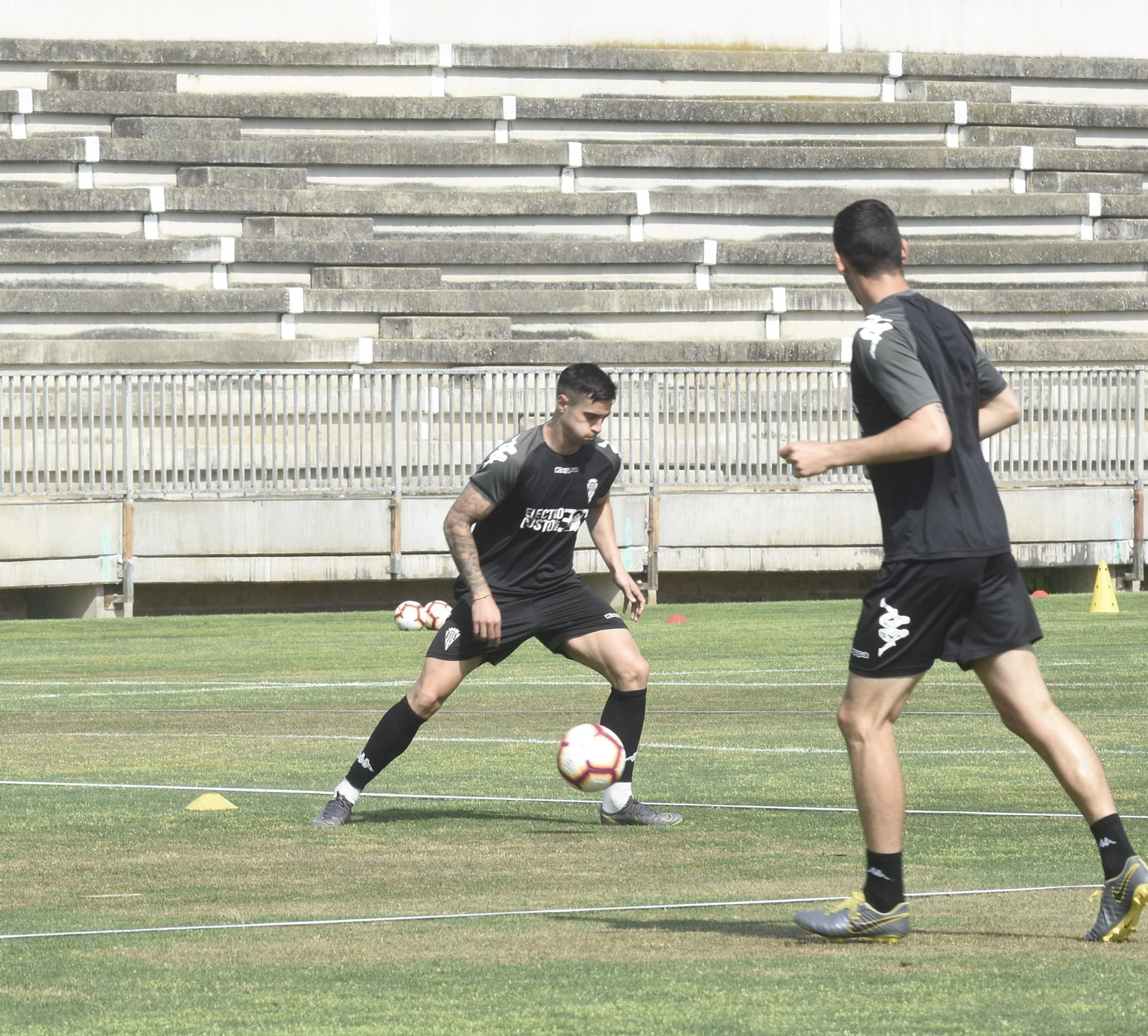 Jaime Romero controla el balón ante Vallejo.