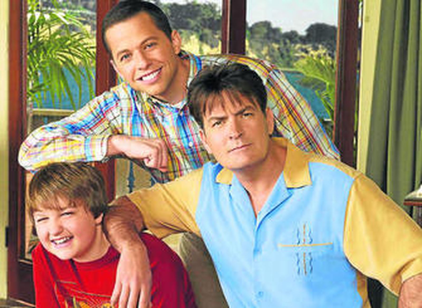 Angus T. Jones, con Jon Cryer y Charlie Sheen en 'Dos hombres y medio'.