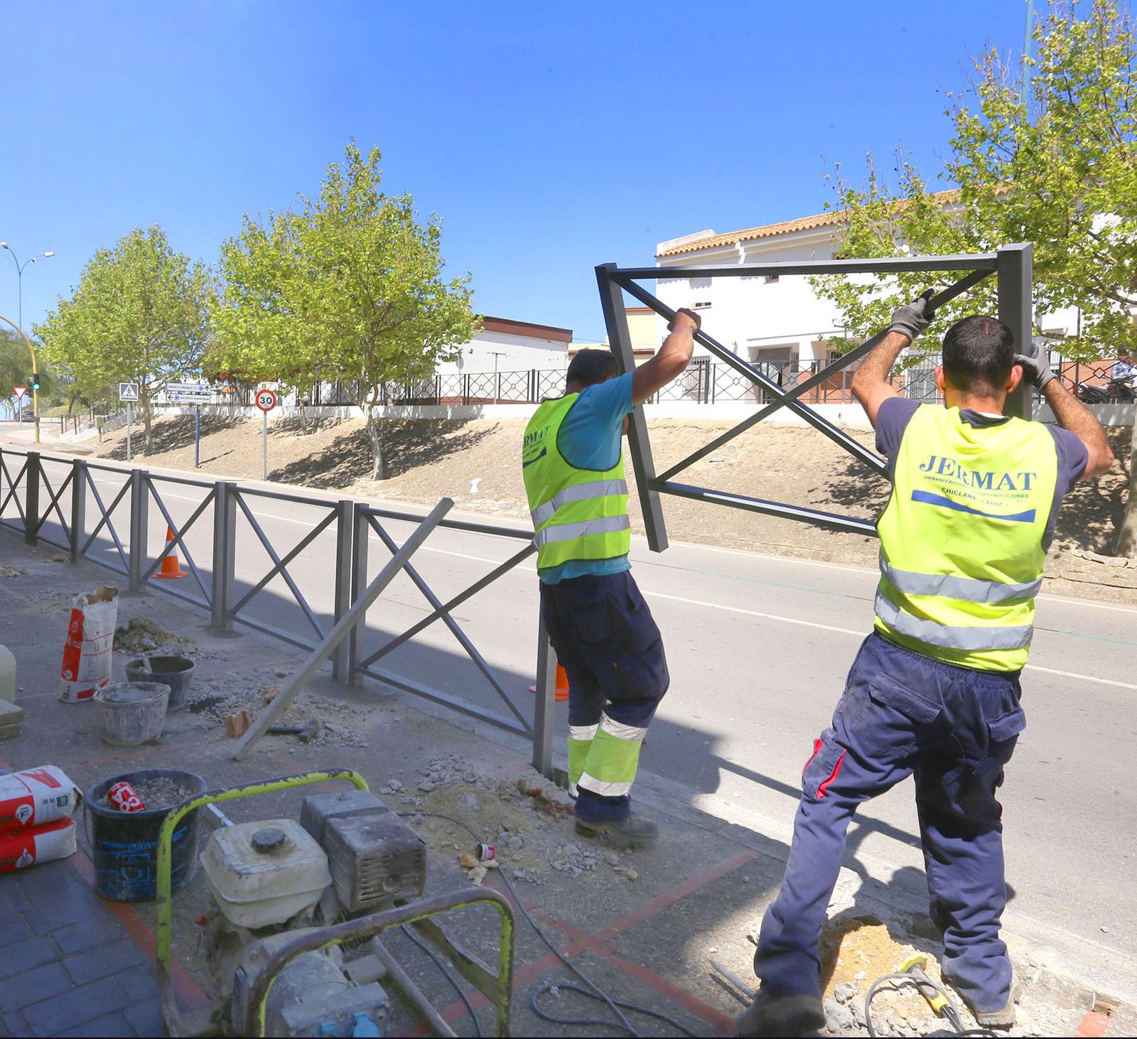 Trabajos que se realizaban ayer de colocación de las vallas de seguridad junto a la carretera de Medina.