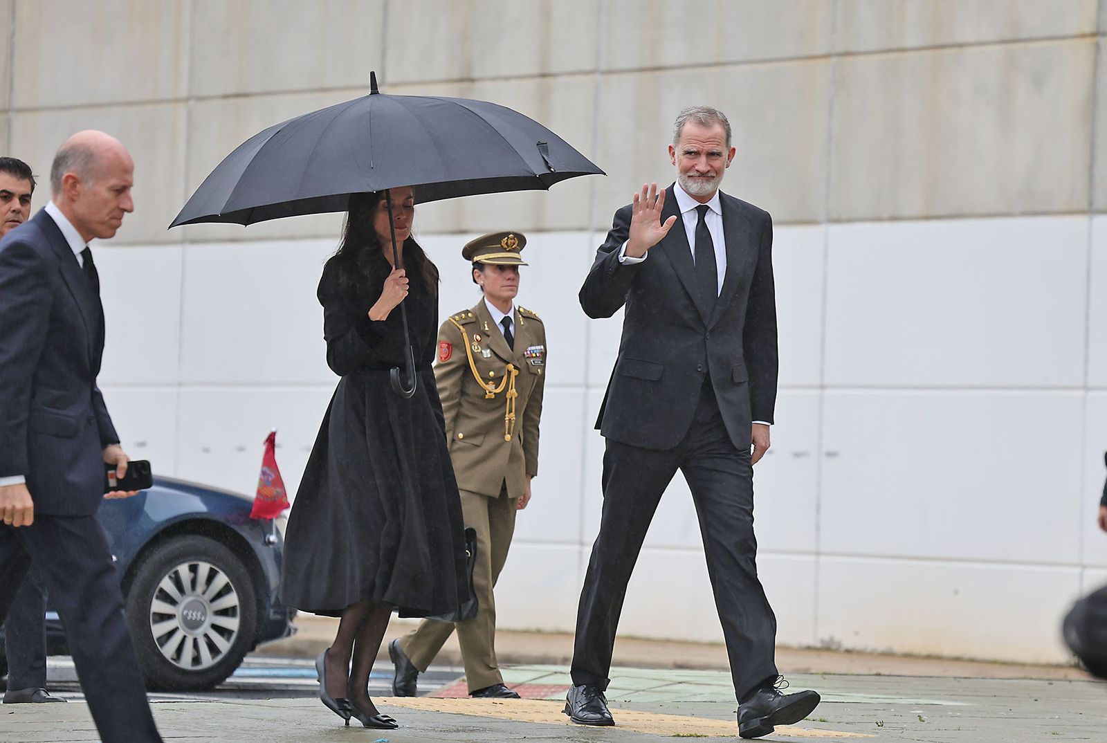 Fotografías de la llegada de los reyes Felipe VI y Doña Letizia al funeral por las víctimas de Adamuz en Huelva