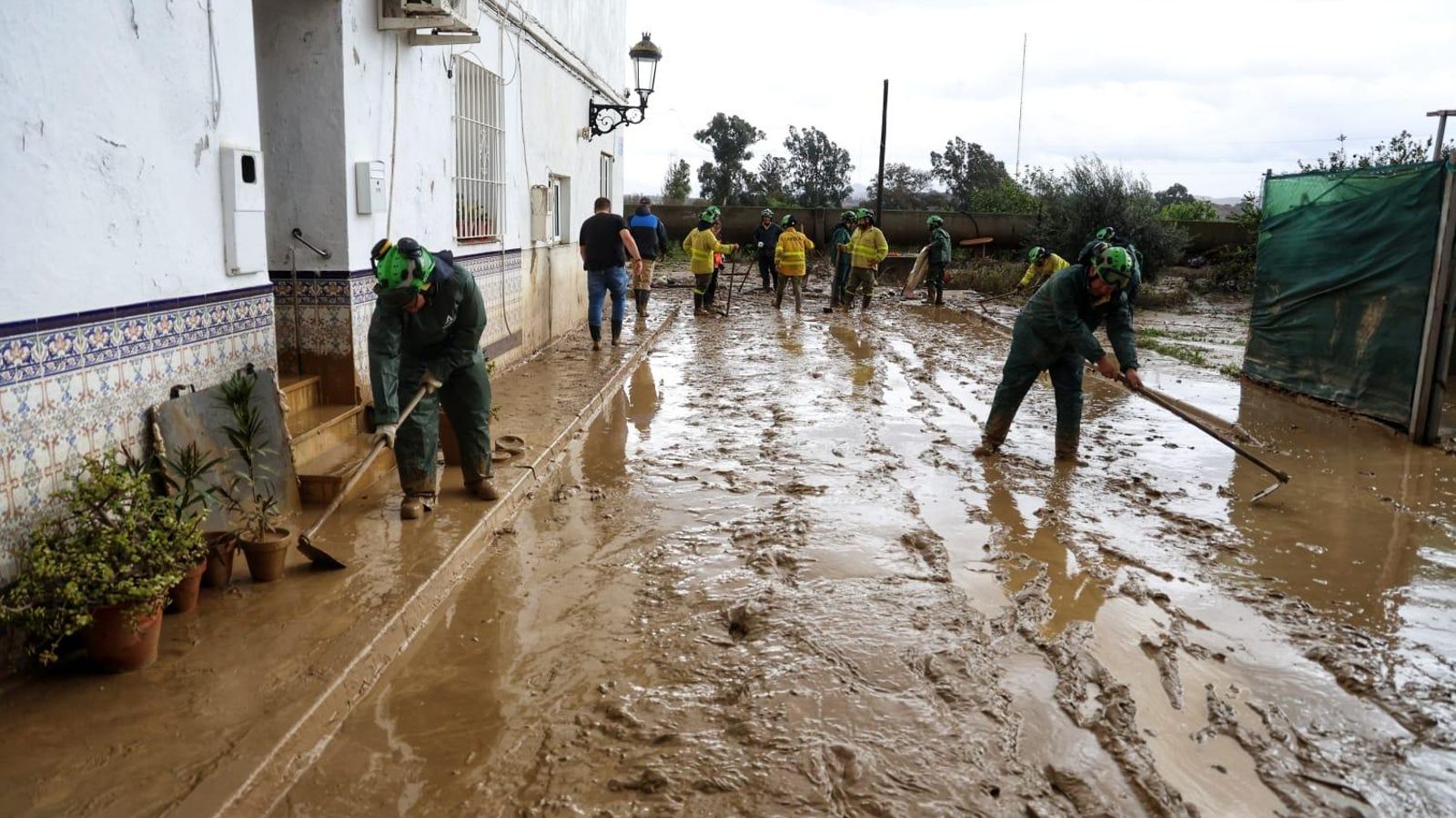 Efectivos de Infoca trabajando en la zona.