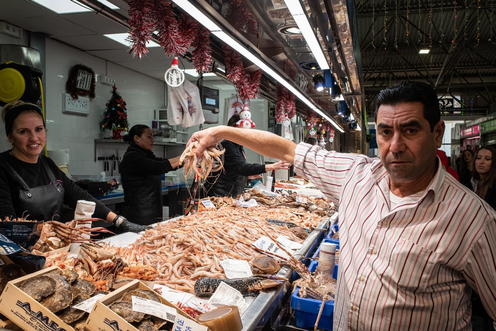 Las últimas compras en el Mercado del Carmen antes de Navidad, en imágenes