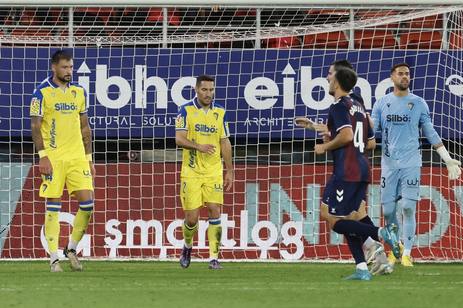 Las imágenes del partido de fútbol Éibar - Cádiz