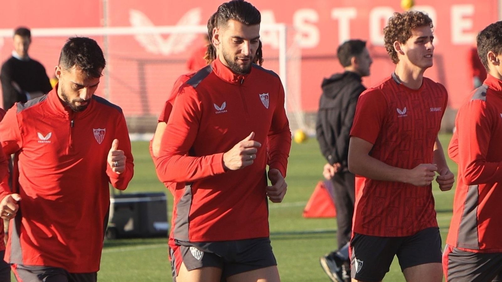 Rafa Mir, en el entrenamiento de este miércoles en Sevilla.