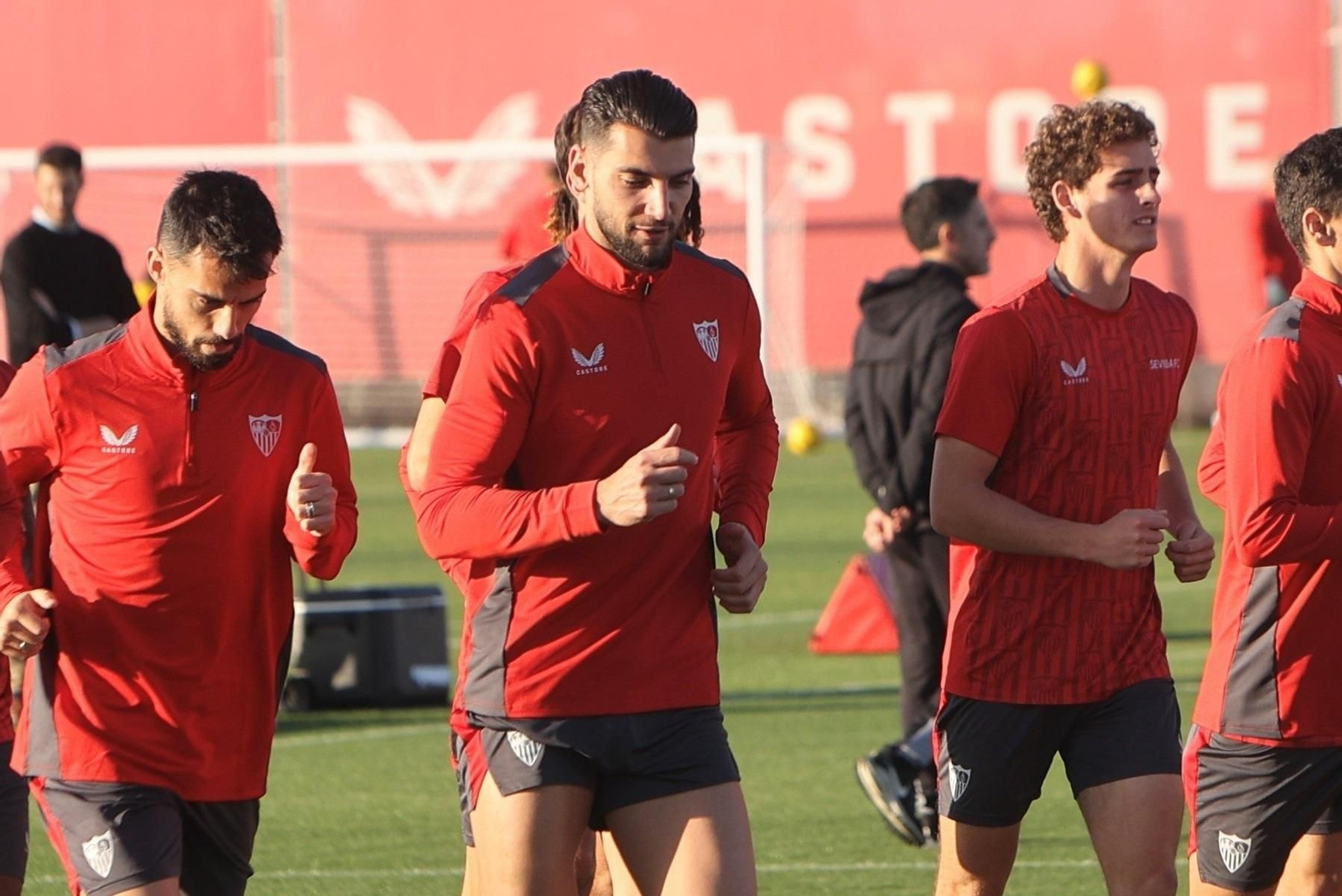 Rafa Mir, en el entrenamiento de este miércoles en Sevilla.