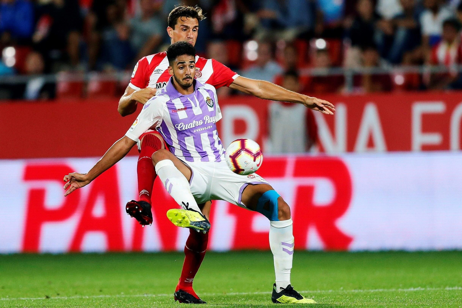 Chris Ramos aguanta el balón ante Bernardo en el Girona-Valladolid de la primera jornada.