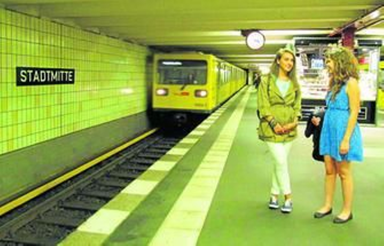 Paola Rojas (izquierda) y Natividad Pérez esperan la llegada de un convoy del metro de Berlín.