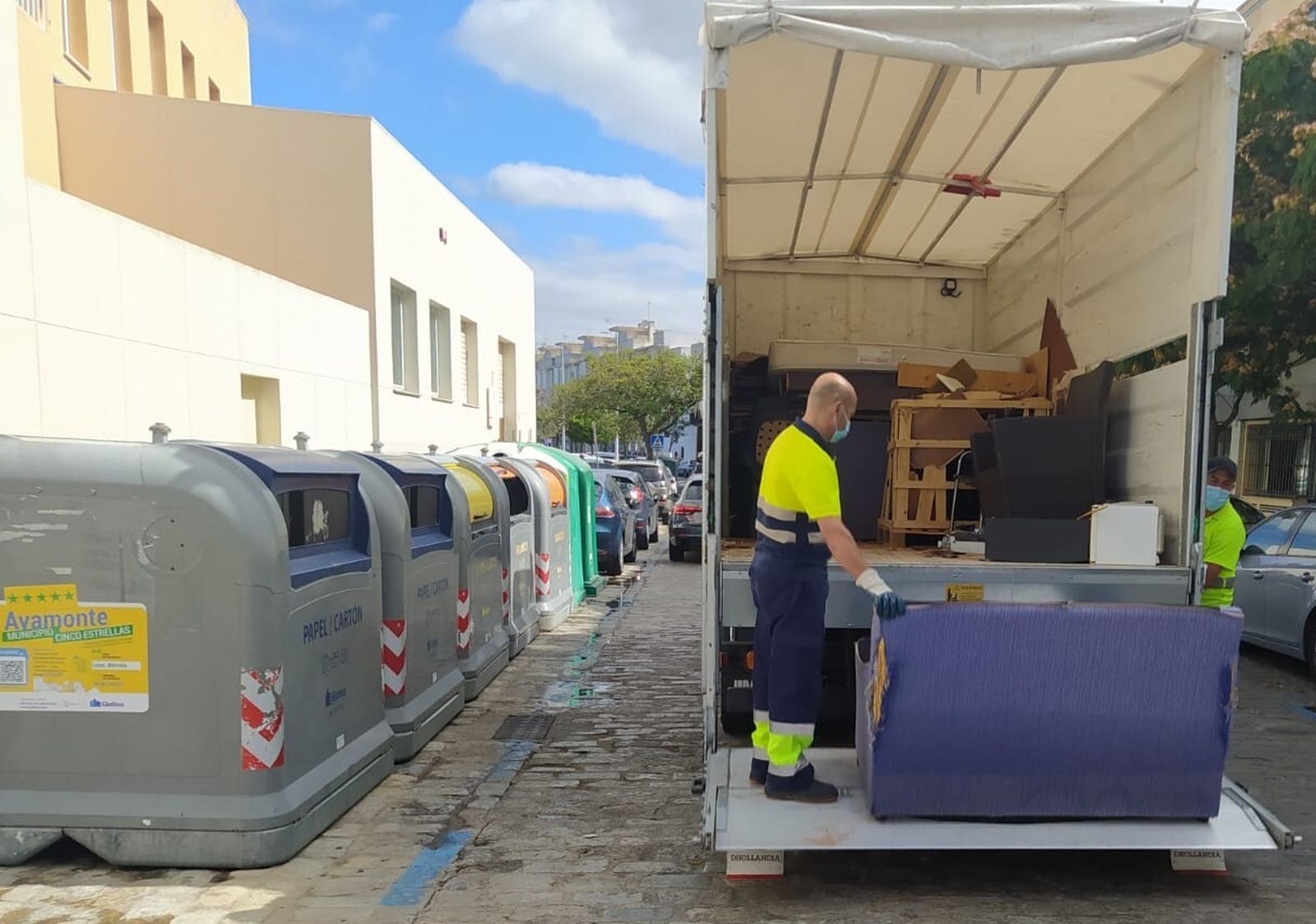 Trabajadores de Giahsa recogen residuos municipales en una calle de Ayamonte.