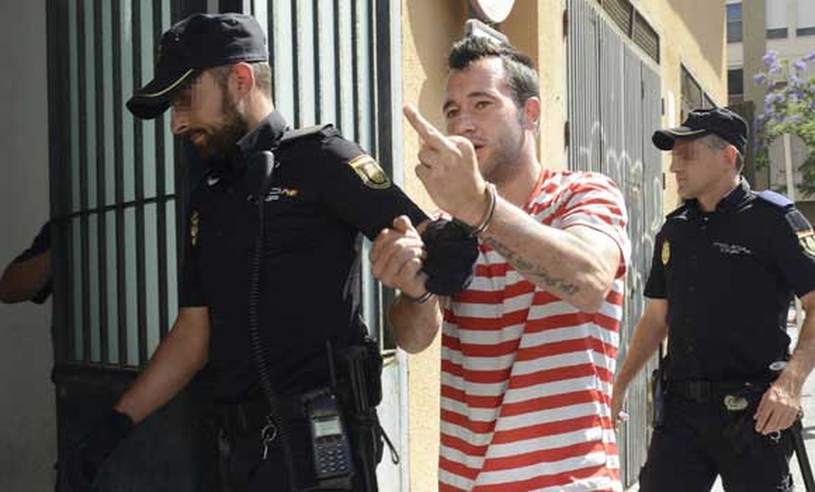 Jesús P.V., conocido como El Vaquilla de la Bahía en círculos policiales, es conducido a los juzgados de San José en la mañana de ayer. /Joaquín Hernández Kiki