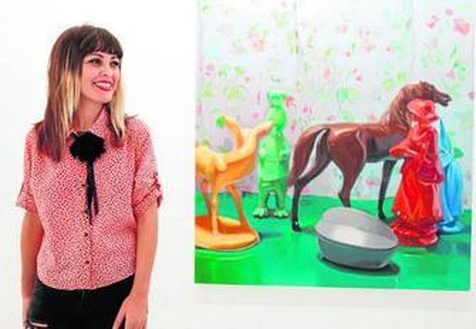 Ana Barriga (Jerez, 1984) ante el lienzo ''Fiesta salvaje'. Arriba, obra titulada 'En algo hay que creer'.