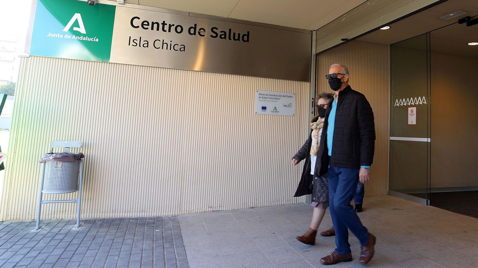 Dos usuarios salen del centro de salud de Isla Chica.