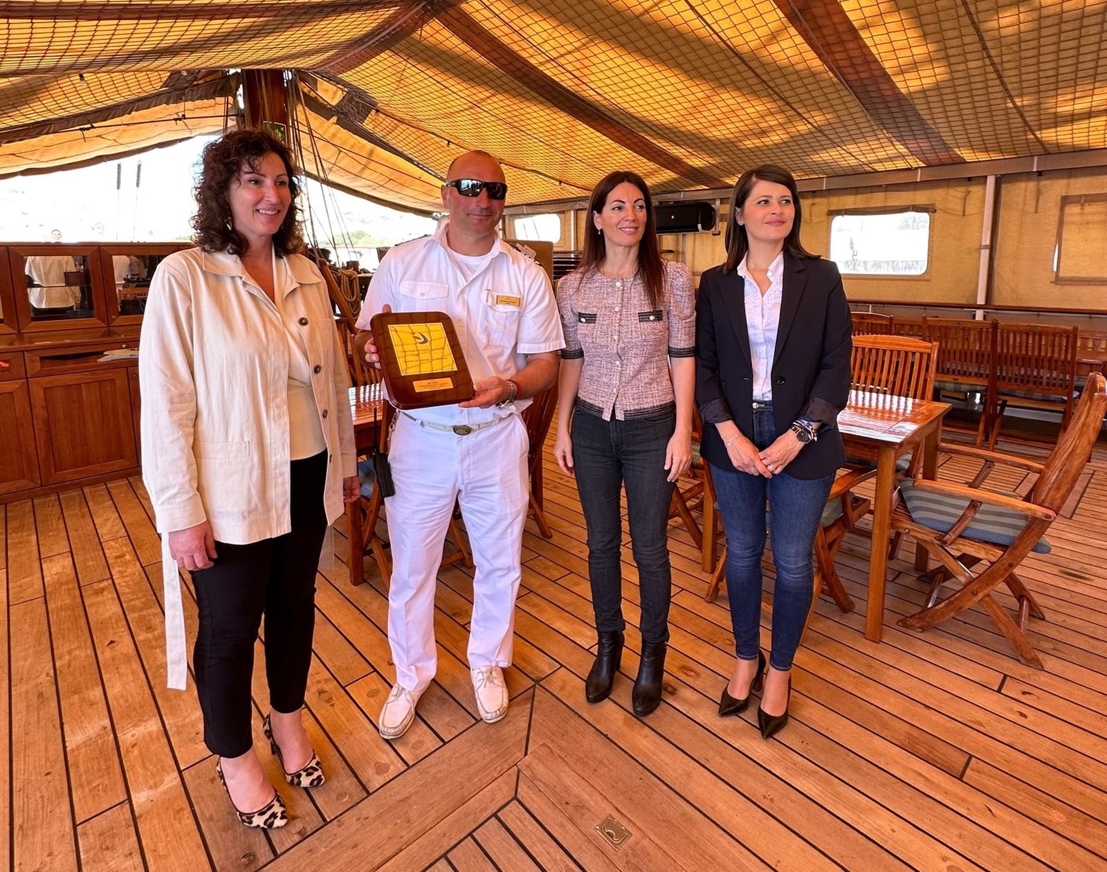 Entrega de la metopa a bordo del Sea Cloud.