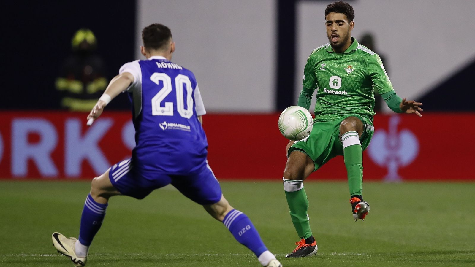 Chadi toca el balón ante Hoxha.