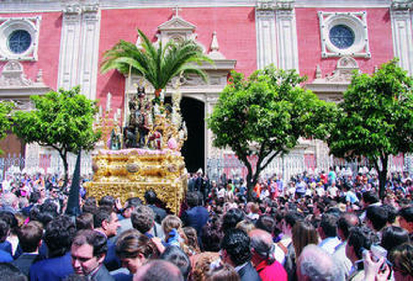 La Borriquita saliendo ayer por la rampa de la iglesia del Salvador.
