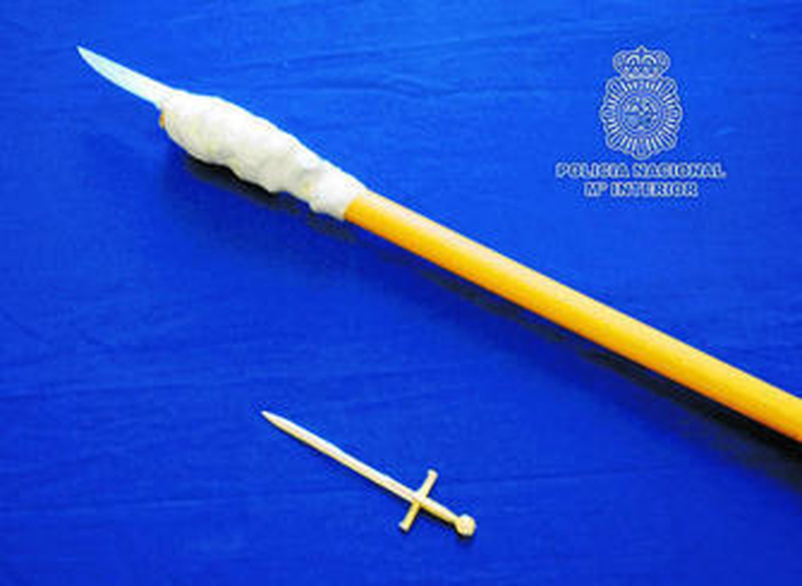 Imagen facilitada por la Policía Nacional con las dos armas que se utilizaron en la pelea.