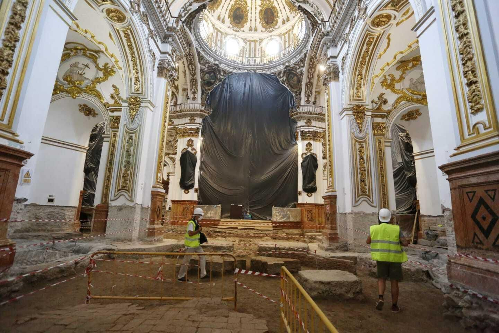 Fotos de la visita guiada a las obras de la parroquia de Los Mártires