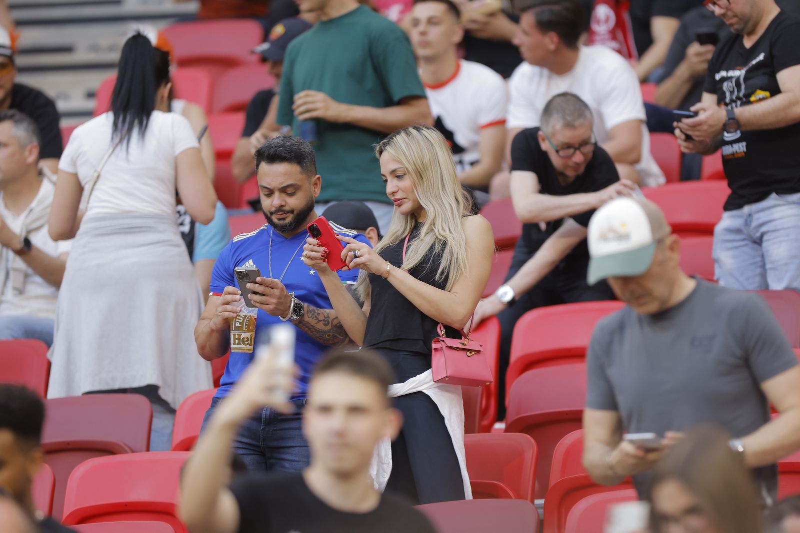 Búscate en las fotos del Sevilla-Roma