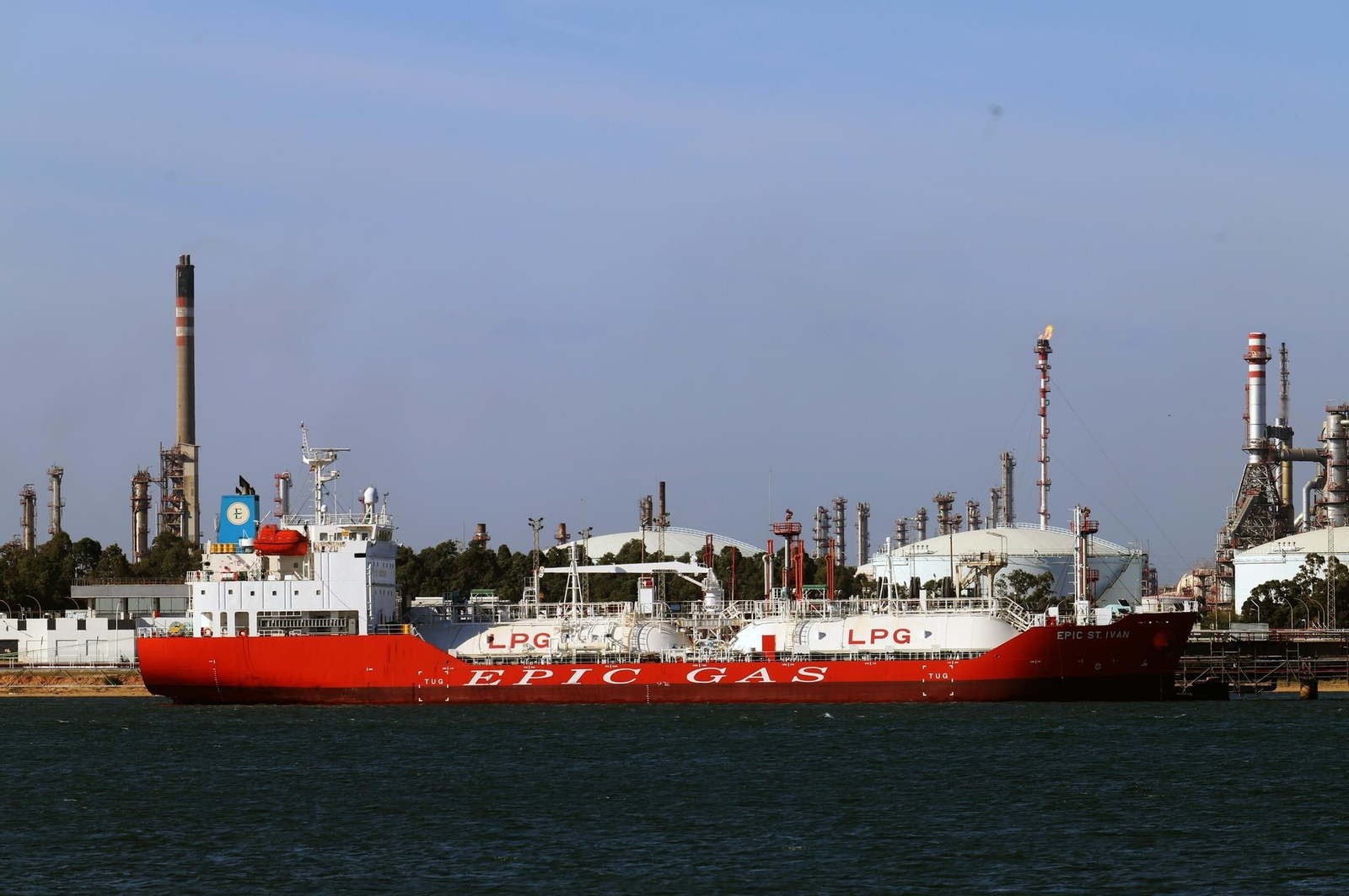 Un buque gasístico en los muelles de Enagás en Huelva, donde se está moviendo un gran volumen este año para entrada en España.