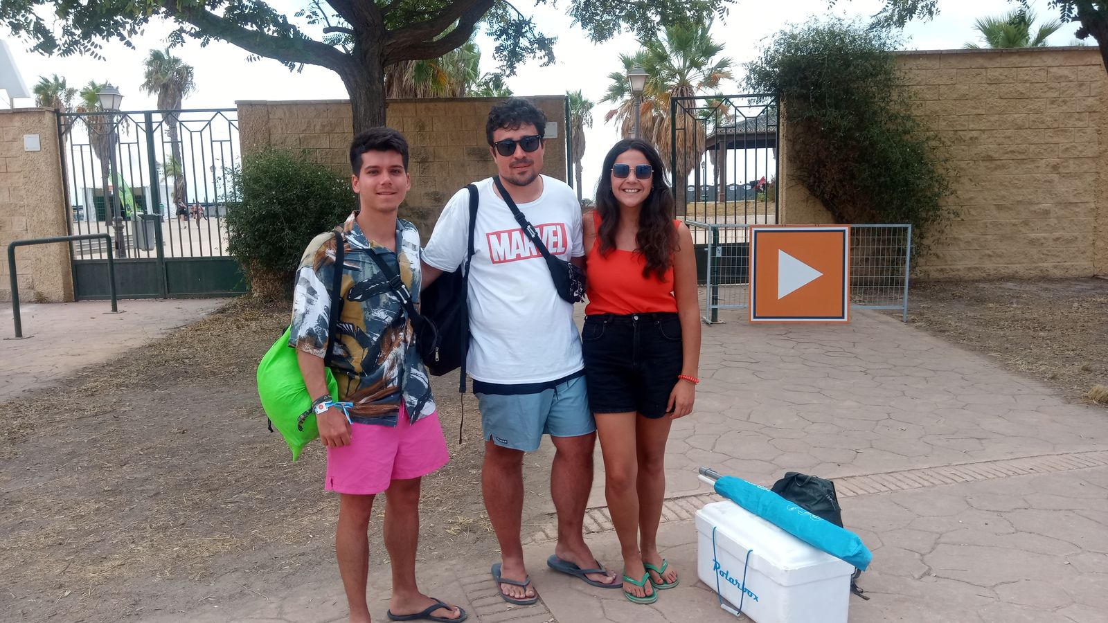 El joven sevillano Juan Miguel Blanco  con sus amigos.