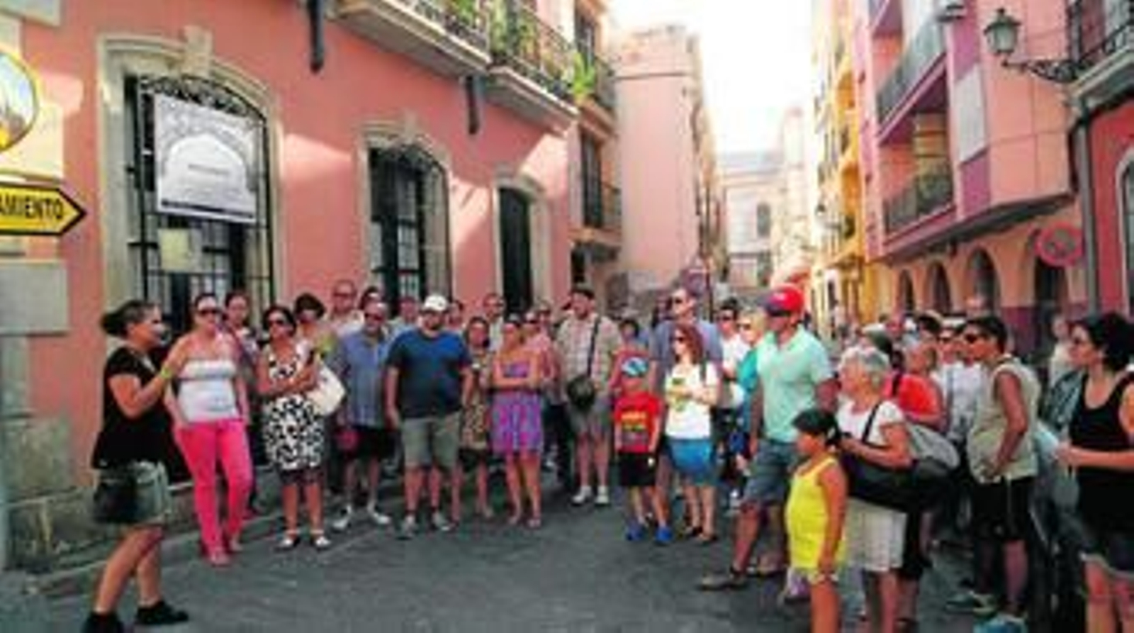 La guía turística Carmen Hervás en una de las explicaciones de la visita a los cerca de setenta turistas.