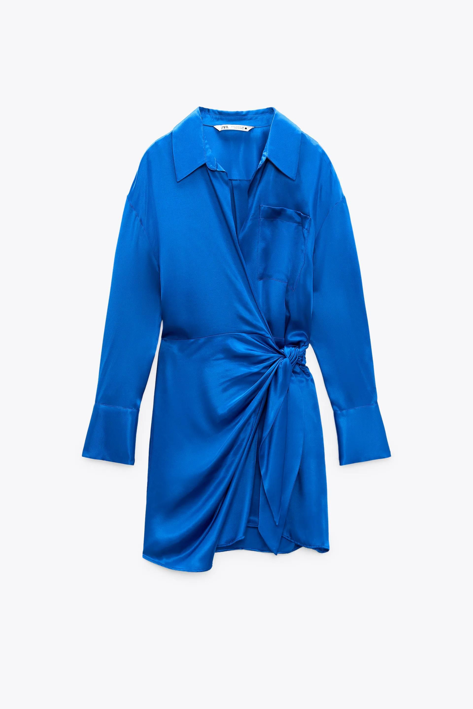 Vestido azul de Zara.