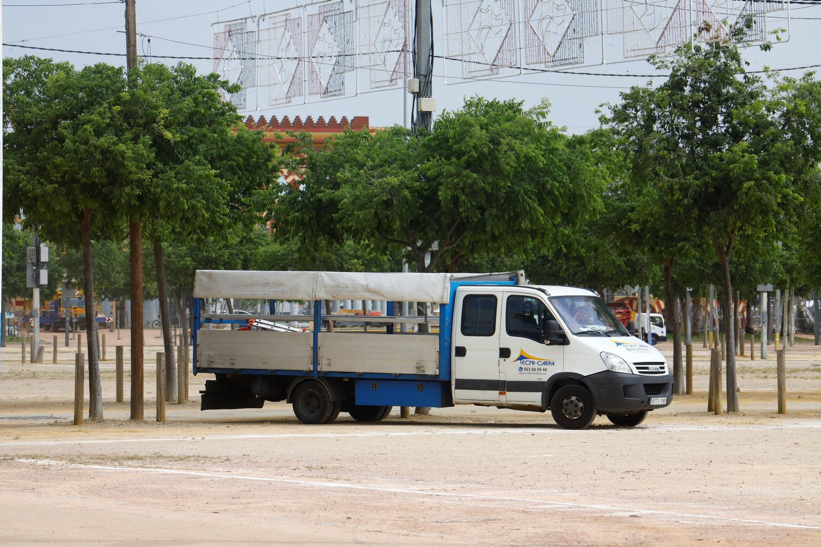 El inicio del montaje de la Feria de Córdoba en El Arenal, en imágenes