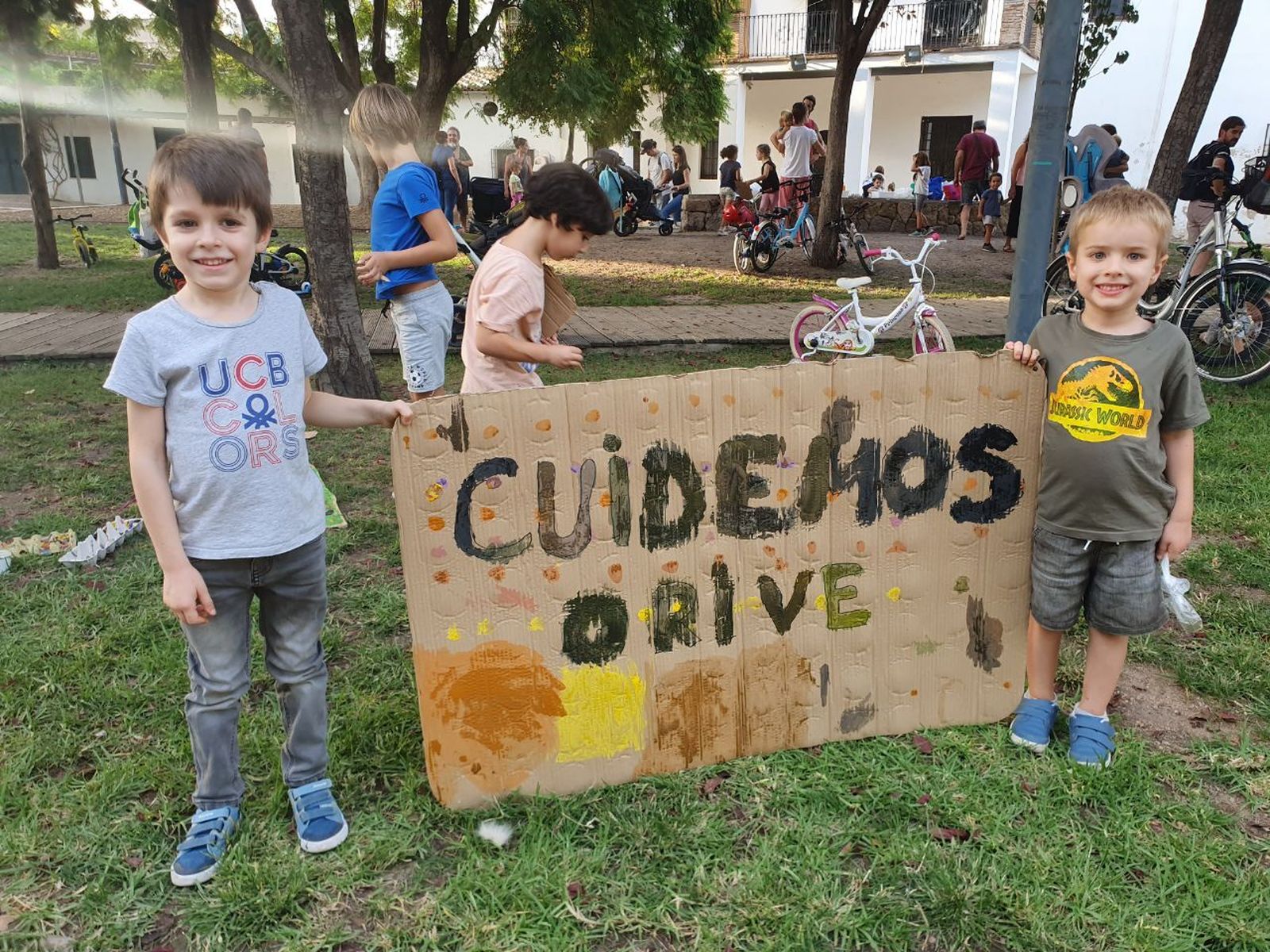 Unos niños sostienen un cartel reivindicativo en el parque de Orive.
