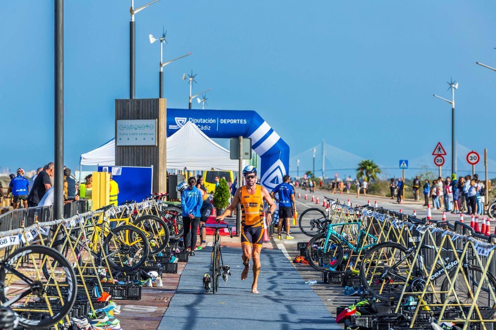 Un triatleta en una prueba deportiva.
