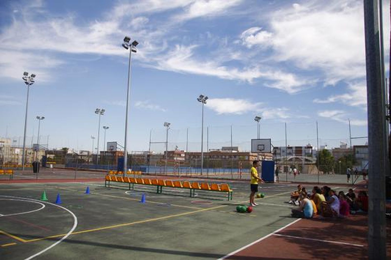 Pista de baloncesto y balonmano del centro deportivo. 

Foto: Belén Vargas