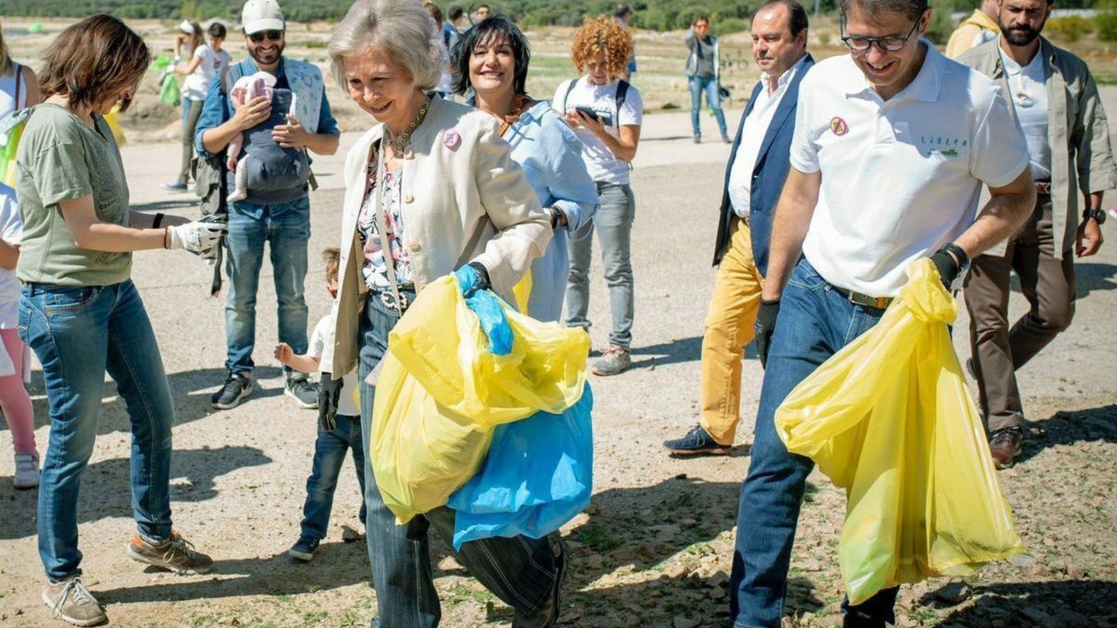 Doña Sofía, con el grupo de voluntarios, recogiendo basura.