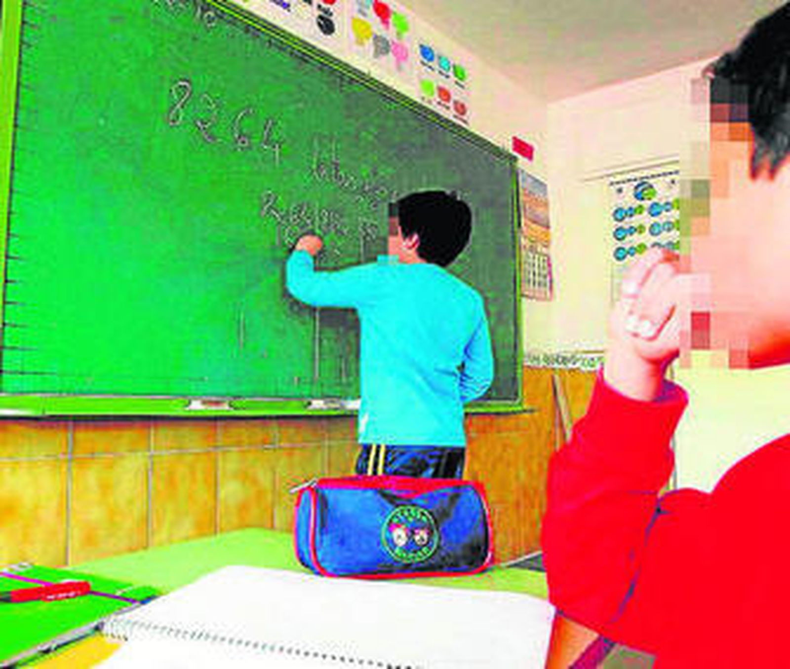 Un niño realiza ejercicio de matemáticas.