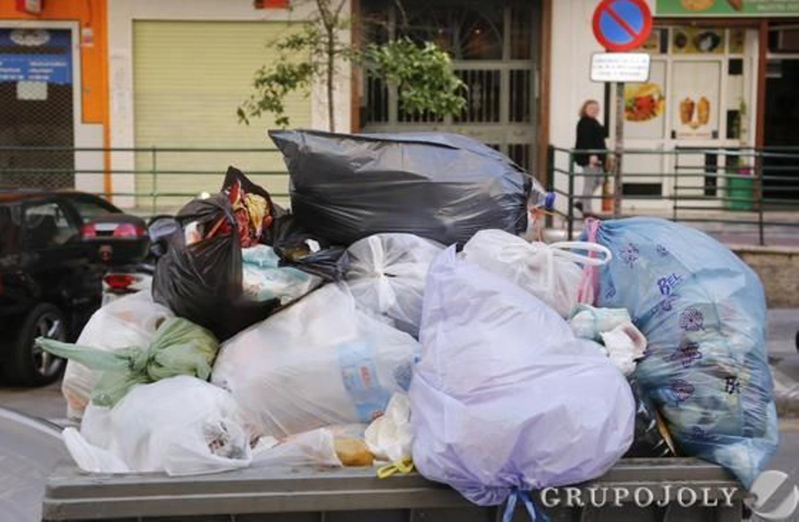 Imágenes de la huelga de basura de Limasa en diferentes distritos