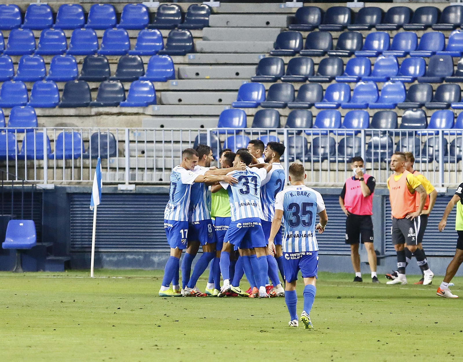 Las fotos de la liberación del Málaga CF tras ganar al Alcorcón