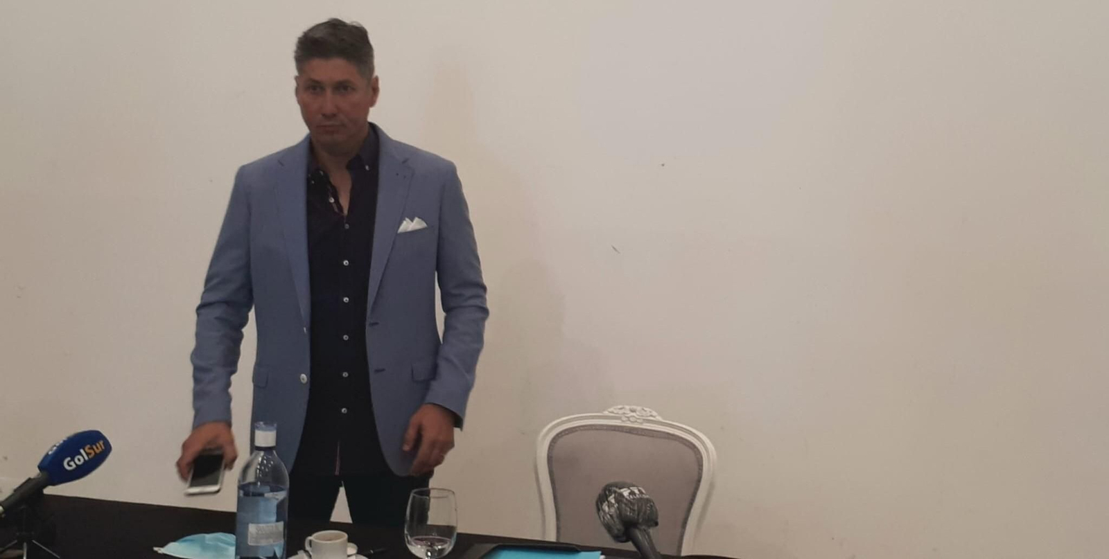 Alfonso Serrano, antes de arrancar su rueda de prensa de despedida. Alfonso Serrano, antes de arrancar su rueda de prensa de despedida.