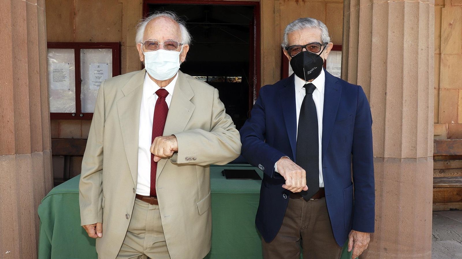 Braulio Medel y Bruce McIntyre, este viernes, en la capilla de San Jorge del Cementerio Inglés tras la firma del convenio. Braulio Medel y Bruce McIntyre, este viernes, en la capilla de San Jorge del Cementerio Inglés tras la firma del convenio.
