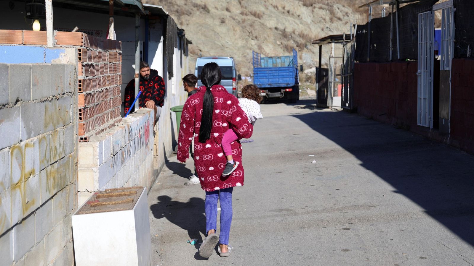 Naira con su hermana pequeña Adara en brazos.
