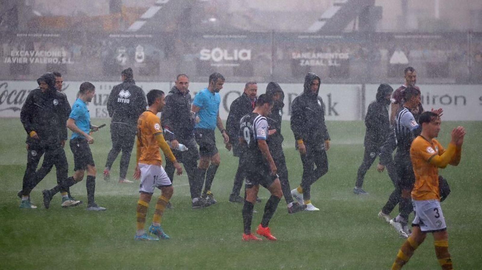 Jugadores y árbitros se retiran del campo tras la suspensión del Balona-Unionistas