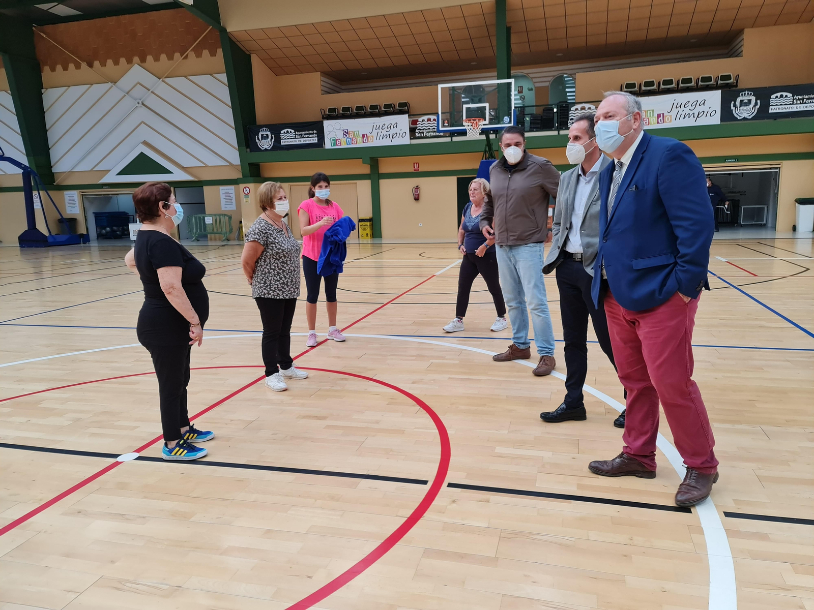 Los ediles Francis Posada y Antonio Rojas visitan las instalaciones en las que se imparten actividades con profesorado.