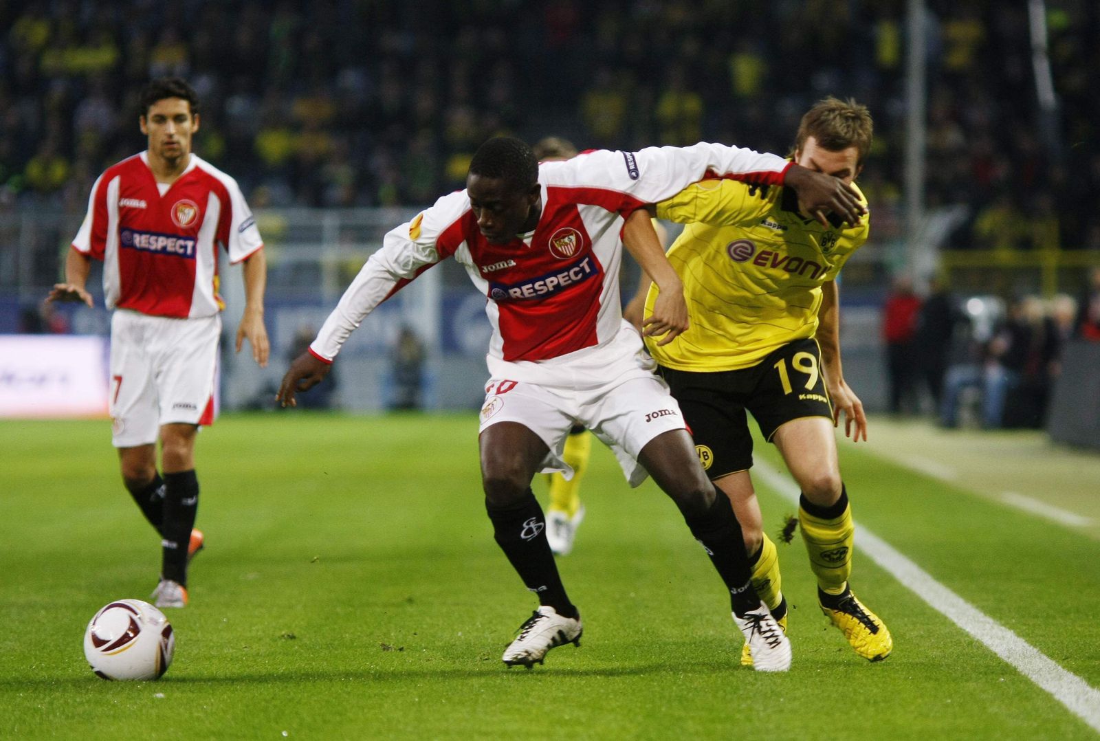 Dabo y  Grosskreutz pugnan ante Jesús Navas, en el Borussia Dortmund-Sevilla de 2010 (0-1).