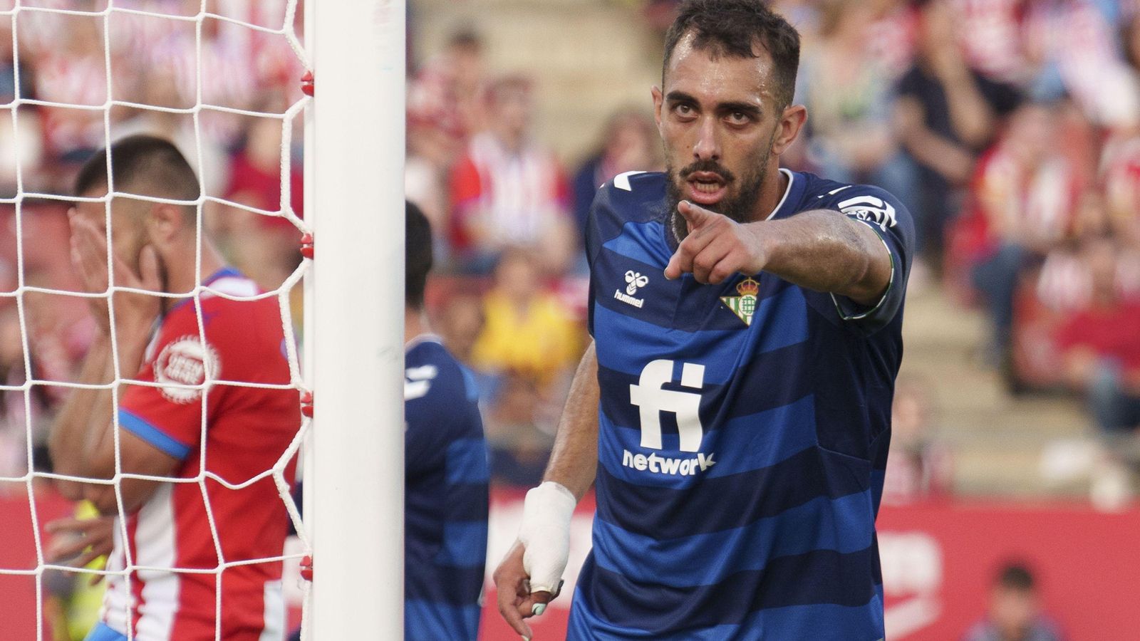 Borja Iglesias agradece el pase de gol a Miranda en el 1-2.