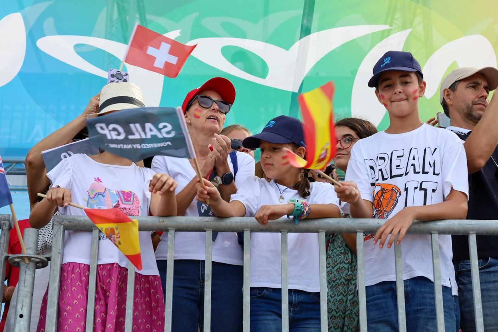 Búscate en SailGP Cádiz: La ciudad disfruta del ambiente del domingo con las actividades, las carreras y los bares