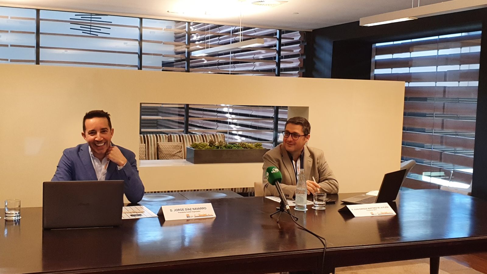 Jorge Díaz Navarro, presidente del comité organizador, a la izquierda de la foto, junto a Juan Enrique Martínez de la Plata, presidente de la SAFH