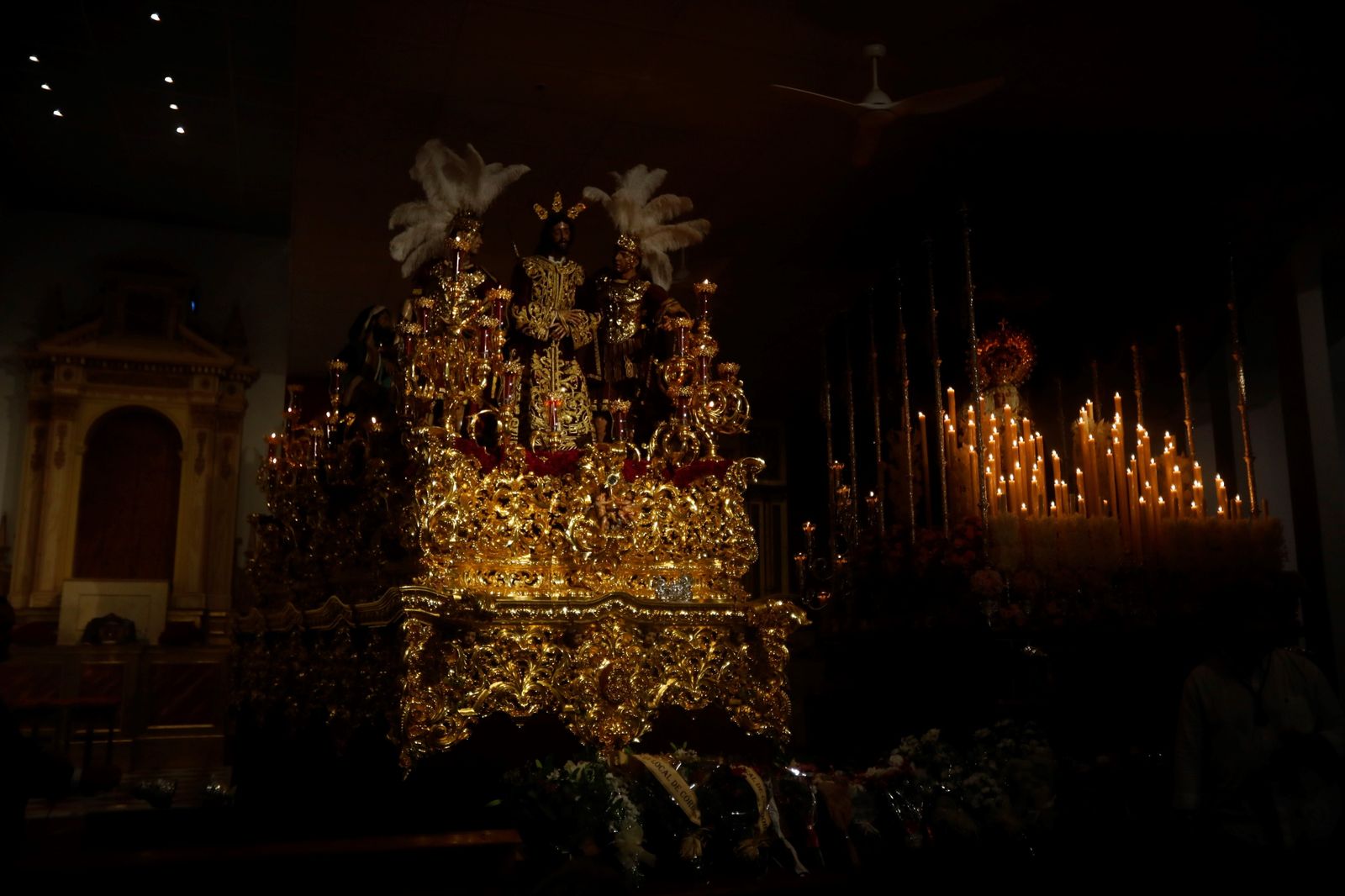 La lluvia frustra la salida de la hermandad de la Estrella el Lunes Santo, en imágenes