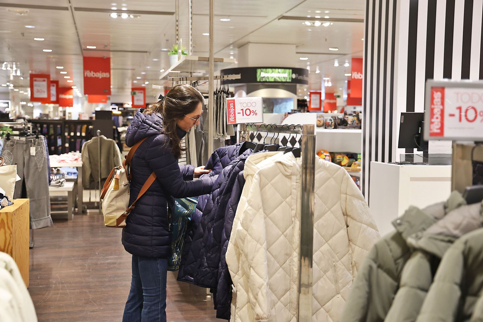 Las fotos del primer día de rebajas en El Corte Inglés de Huelva: frío, colas y descuentos