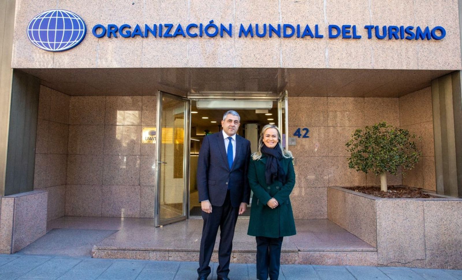 El secretario general de la OMT, Zurab Pololikashvili, y la ministra de Turismo de Brasil, Daniela Carneiro.