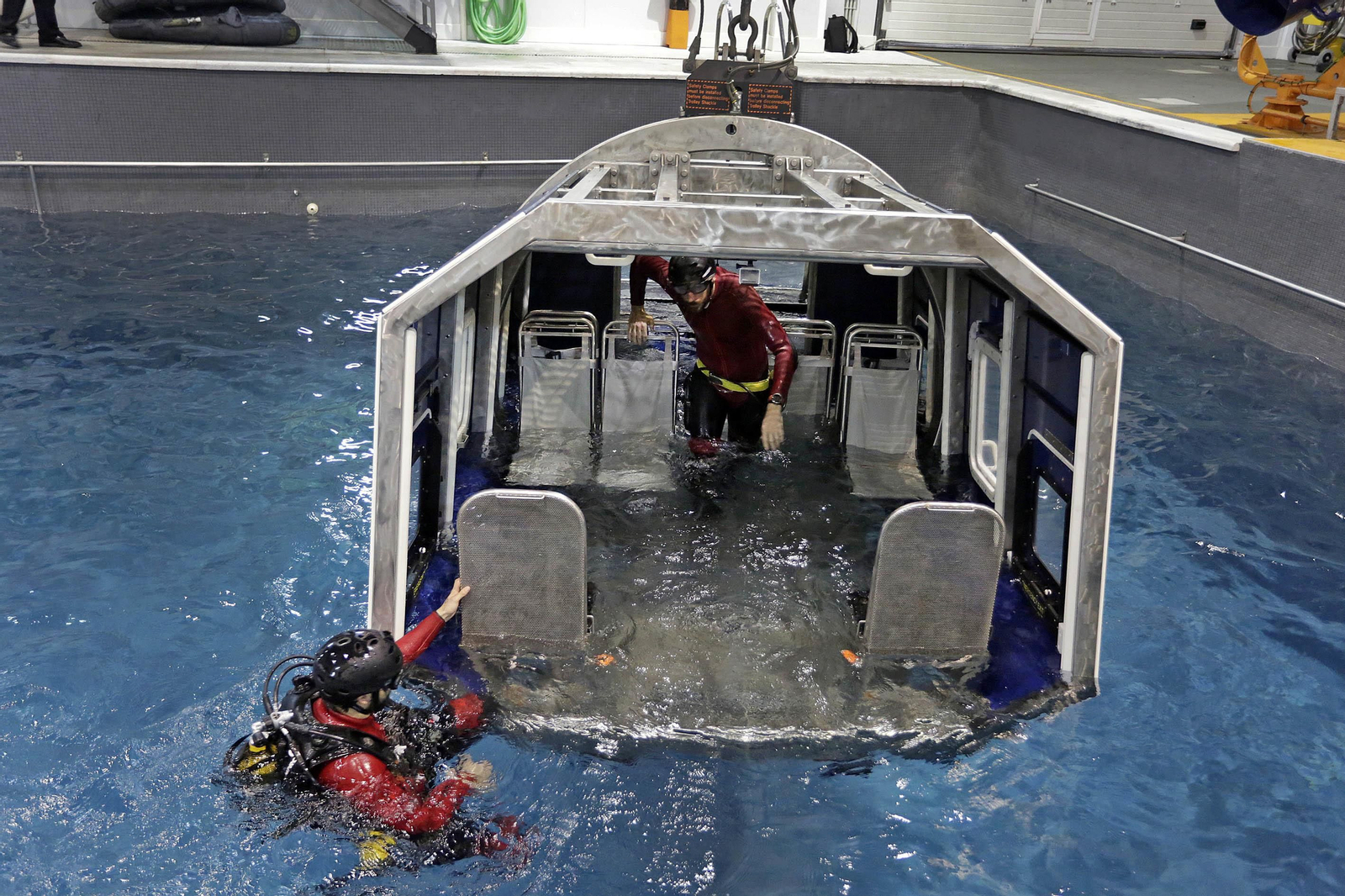Una jornada de entrenamiento en el simulador de rescates en el mar de la Armada