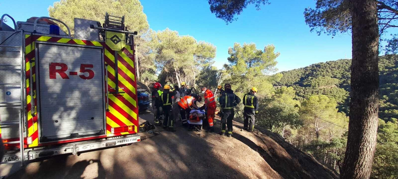 Bomberos de Málaga atienden al herido en el lugar del siniestro.