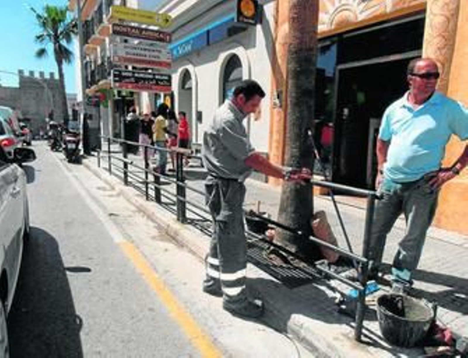 Los operarios municipales instalan las vallas protectoras en la calle Batalla del Salado.