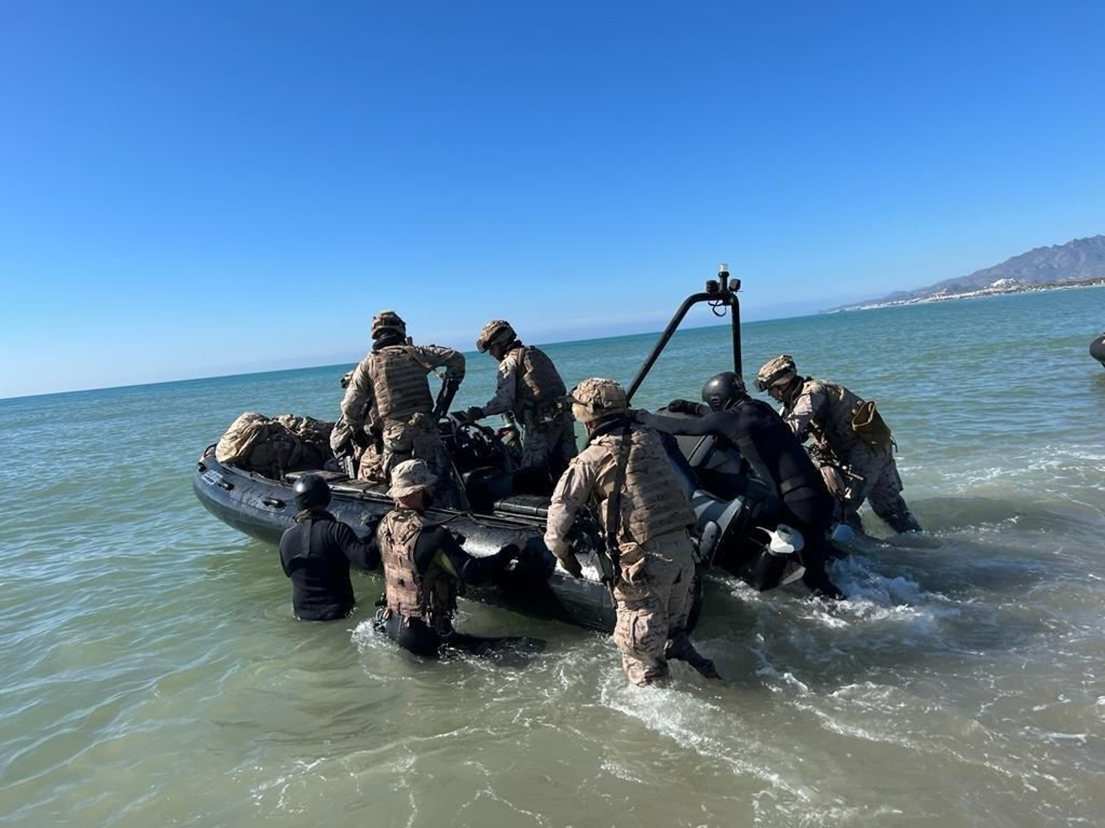 Embarque en lanchas semirrígidas Supercats para el repliegue y balizamiento y señalización de playa para recibir embarcaciones del Grupo Movilidad Anfibia.