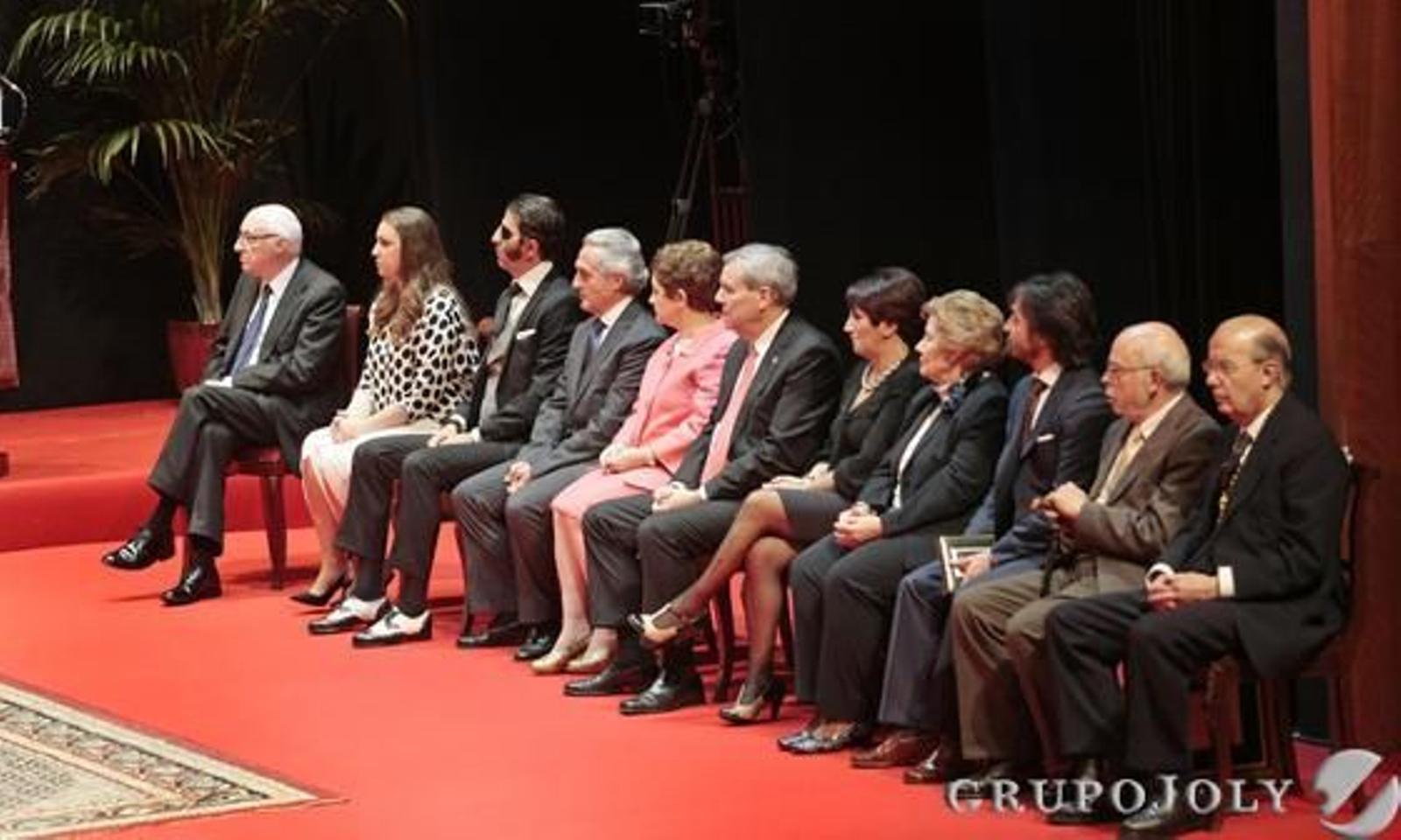 Los distinguidos sentados en fila sobre el escenario del Teatro de Las Cortes atienden atentos a quienes intervinieron en el acto. 

Foto: Fito Carreto